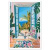 Puerta abierta al mar con plantas tropicales y perro en terraza.