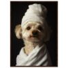 Perro con toalla y gorro, estilo retrato artístico, fotografía de mascota cuidada y adorable, en fondo negro.