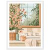 Jarrón con flores en un baño con ventana y decoración natural.