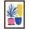 Vaso de cerámica con planta tropical en estilo abstracto en colores azul, rosa, amarillo y negro.