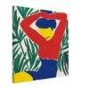 Colorido retrato en estilo pop art de una mujer con brazos en la cabeza y fondo de hojas verdes | Arte digital vibrante y moderno de Digiart Studio.