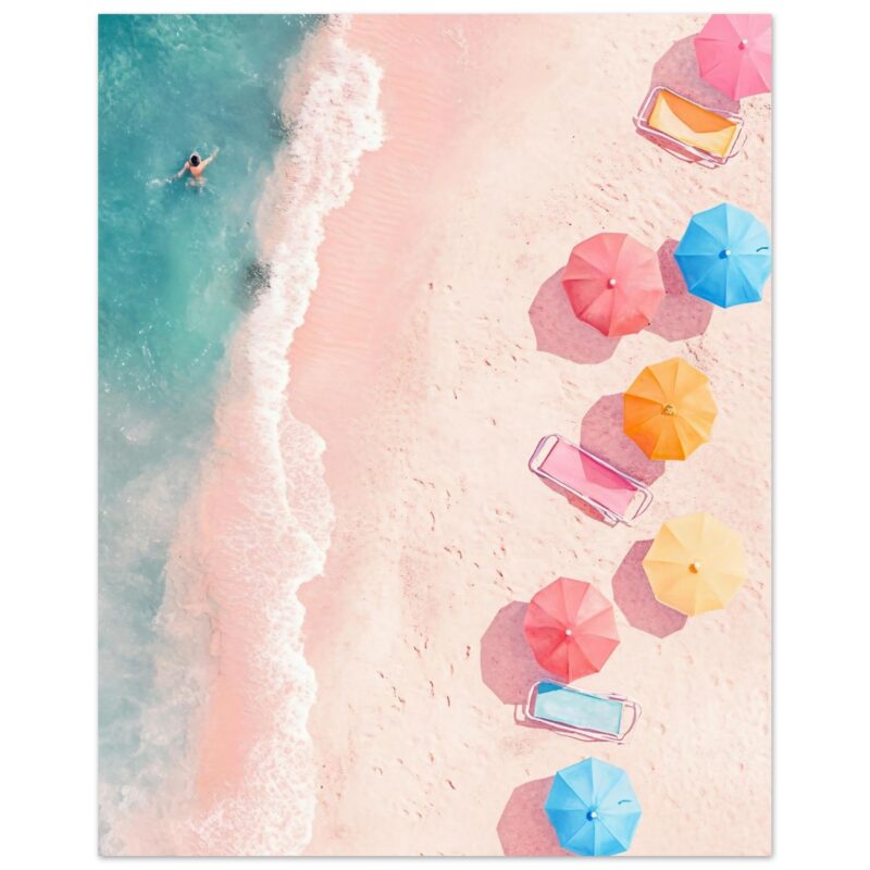Sombrillas de playa y tumbonas en arena rosa junto al mar en verano.