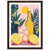 Lámina decorativa de estilo moderno con bebida refrescante y elementos tropicales.