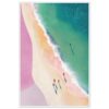 Viento en la playa vista aérea, mares turquesa, arena rosa y cuatro personas caminando con sombras largas, paisaje playero colorido.