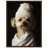 Perro con toalla y gorro en estilo de retrato clásico, imagen de mascotas en un marco de madera.