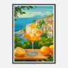 Refresco de verano con hielo y limón en un vaso, vistas de una costa mediterránea con casas y acantilados.