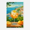 Refresco de naranja con hielo y rodaja de limón en un vaso, vista del mar y pueblos costeros en el fondo.