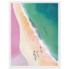At text only: Paisaje de playa desde el aire con colores pastel y personas caminando junto al mar.