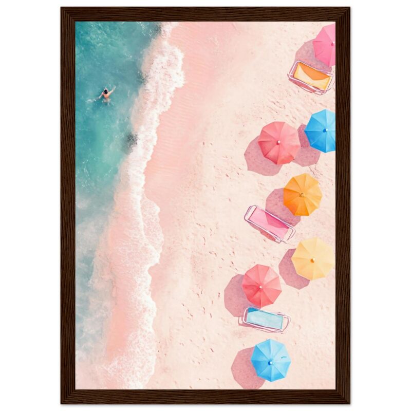 Tumbona de playa con sombrillas coloridas en arena rosa, vista desde arriba.