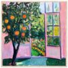 Árbol de naranjas y puertas de cristal abiertas en una casa color rosa.