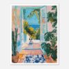 Puerta abierta hacia un balcón con vistas al mar, rodeada de plantas verdes y decoración colorida.