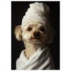 Perro con toalla en cabeza y ropa de spa, cuidado de mascotas, fotografía artística, ambiente relajante, mascota bien cuidado.