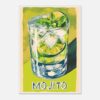 Refresco de mojito con hielo, limón y menta en vaso transparente.