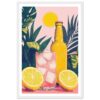 Refresco de limón con hielo, botella de verano y naturaleza tropical.