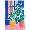 595f393e-4018-459b-9921-03074c096600.jpg Ramo de plantas tropicales en jarrón amarillo y rosa junto a una pared azul y ventana de colores vivos.