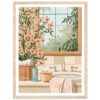 Jarrón con flores en un baño con espejo y vista a un jardín.