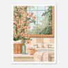 Jarrón con flores y productos de cuidado personal en lavabo de baño con espejo y ventanas naturales.