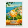 Refresco de verano con hielo y limón en una terraza con vista al mar y pueblo costero.