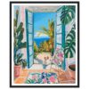 Jarrón con plantas tropicales en interior con vista al mar y perro sentado cerca de la silla decorada con flores.