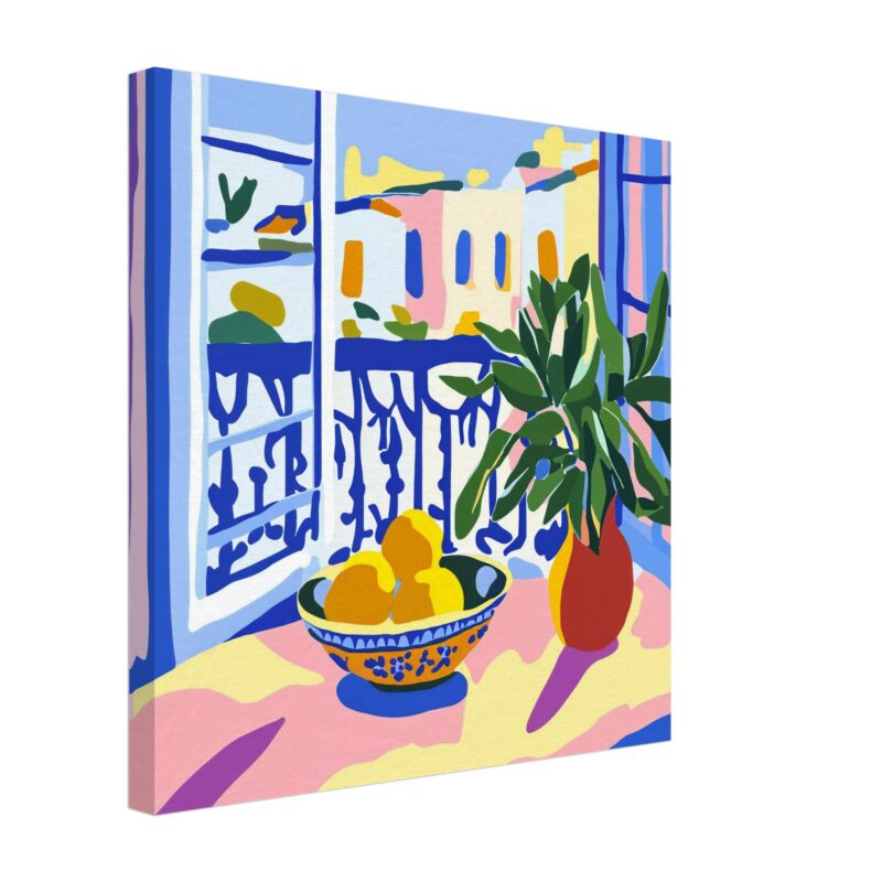 Puertas balconeras de madera con vista a ciudad y plantas en jarrón color terracota.