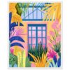 Ventana azul en una casa con paredes rosas y plantas tropicales de colores vibrantes.