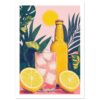 Refresco de limón con hielo en vaso transparente, botella de cerveza y fondo tropical con sol y hojas verdes.