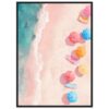 Sombrillas de playa coloridas en arena rosa, vista aérea y para decorar ambientes playeros.