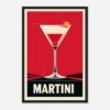 Cóctel Martini en estilo vintage con fondo rojo y diseño minimalista.