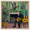 Guitarrista tocando en interior con obras de arte y plantas decorativas en fondo colorido.