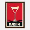 Cóctel Martini estilo retro con fondo rojo y borde de madera.