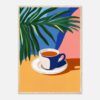 Taza de café con planta tropical en fondo colorido.