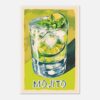 Refresco mojito con hierbabuena, limón y hielo en vaso alto.
