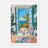 Puerta abierta hacia el mar con plantas tropicales y perro en interior.