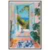 - Puerta abierta con vista al mar, plantas tropicales y perro sentado en entrada.