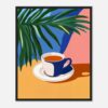 Taza de café azul y blanco en escena moderna con planta verde y fondo colorido.