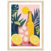 Botella de verano con hielo y limones, estilo ilustración vibrante y colorida.
