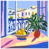 Sofá azul vista desde la ventana con plantas y frutas, decorando un espacio luminoso y moderno en el hogar.