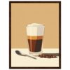 Bebida de café en vaso con crema y café en granos de café a un lado.
