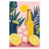Refresco de limón con hielo y botella de cerveza en un fondo tropical.