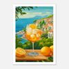 Refresco de limonada con hielo y rodajas de limón en un paisaje mediterráneo, vistas al mar y pueblos costeros.
