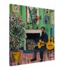 Variedad de pinturas en estilo impresionista, con un artista tocando guitarra en un salón decorado.