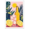 Refresco de limón con hielo, botella de soda y fondo tropical con hojas verdes, sol brillante y limón partido.