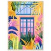Ventana azul con marco en una pared de casa rodeada de plantas tropicales en colores vibrantes.