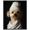 Perro con toalla y gorro de baño, mascota adorable, servicio de cuidado de mascotas, fotos profesionales de animales.