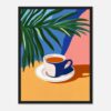 Taza de café con planta de interior en fondo colorido.