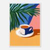 Taza de café moderna con planta tropical en fondo colorido.