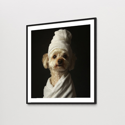 Perro con toalla y gorro en retrato artístico, fotografía moderna de mascota, arte en fotografía para decoración de interiores.