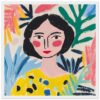 Retrato de mujer en estilo bohemio con fondo de plantas tropicales y colores vibrantes.