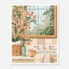 Ramo de flores rosadas en el baño junto a jabón y toallas en un ambiente natural y acogedor.