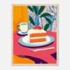 Saborea un pastel de zanahoria con crema y frutos rojos en un ambiente colorido y moderno.